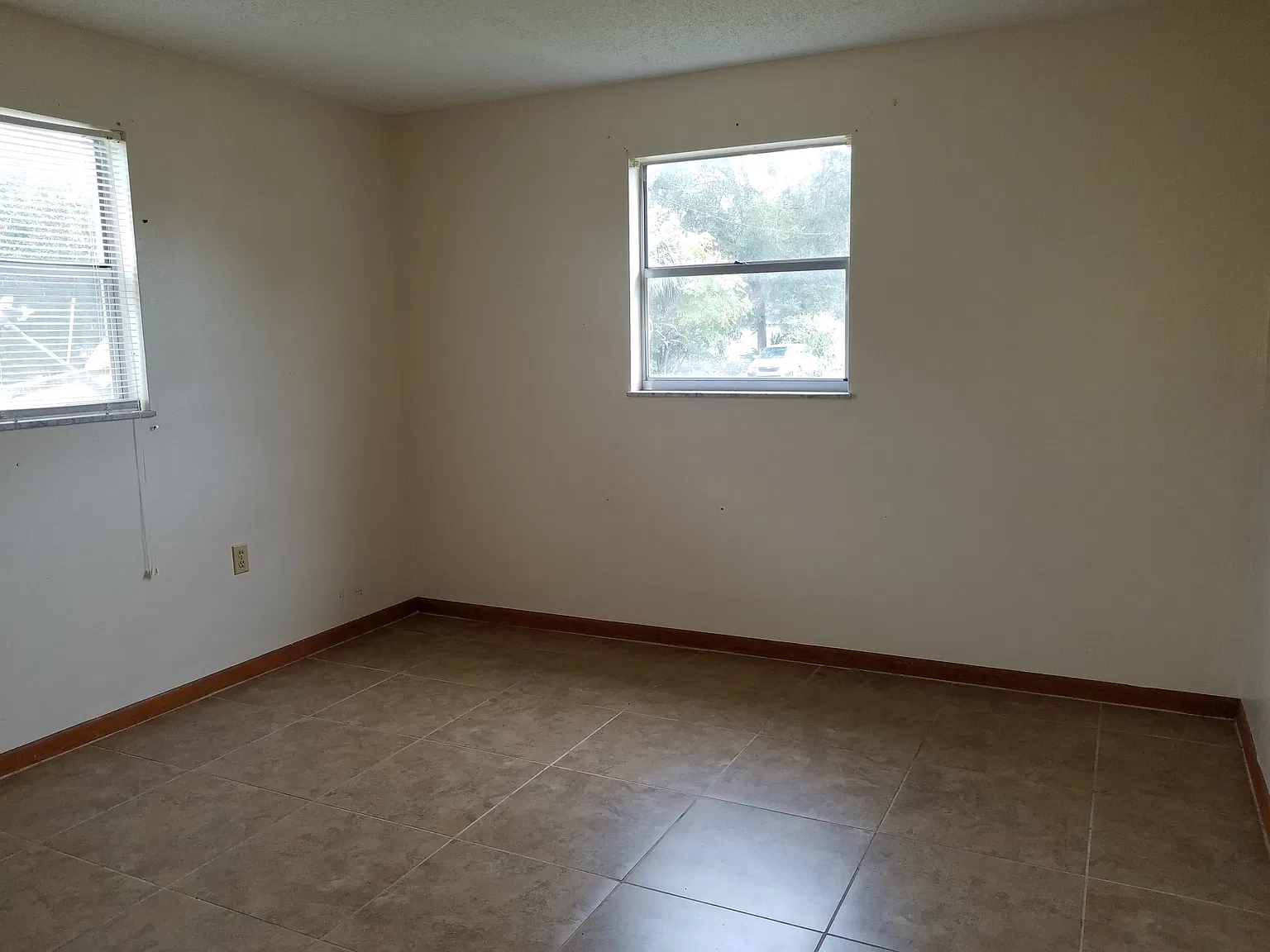 1 Bedroom 1 Bath Duplex — Photo 4