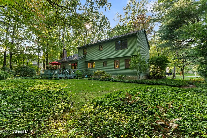3rd image of 37 Berkshire Dr W