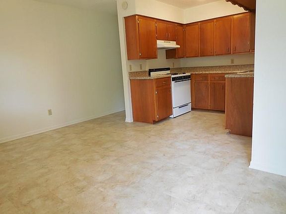 5th image of 105 Centerwood St
