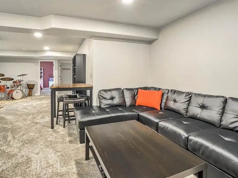 7040 Auburn Hills Ct — Photo 32