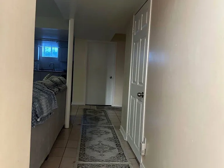 3311 Pilcom Cres — Photo 3