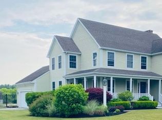 105 Lilac Ln, Portsmouth, RI 02871