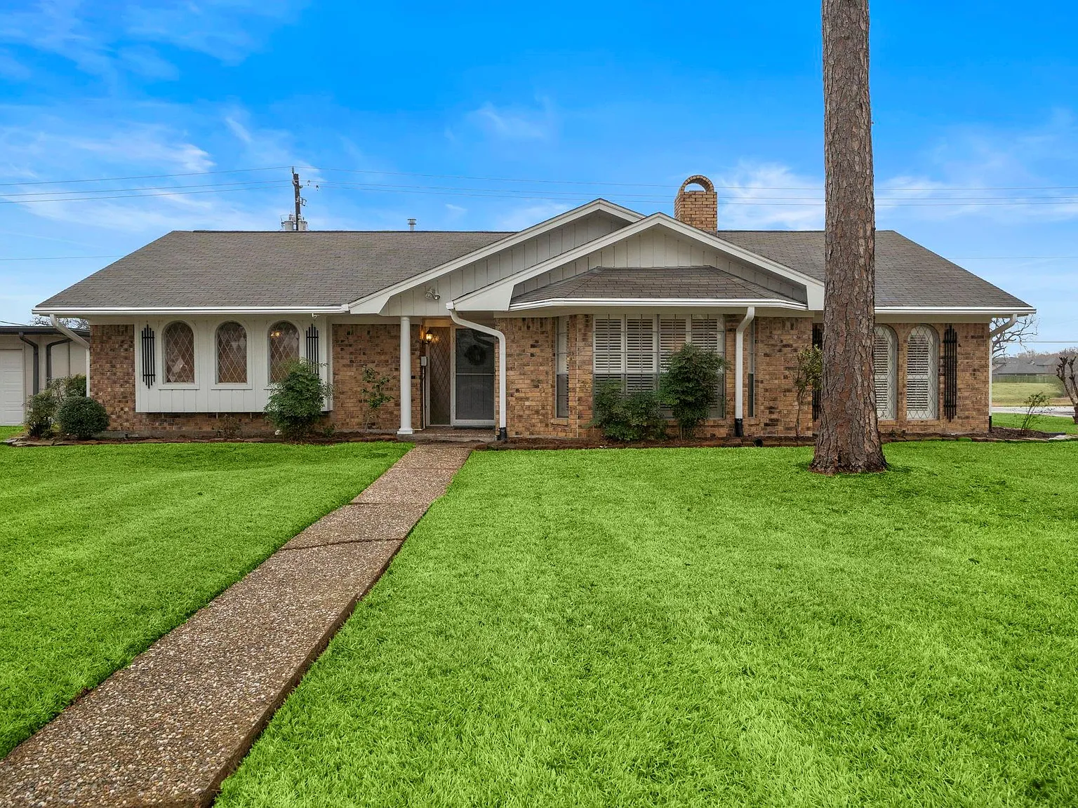 3 bed, 2.5 bath, 2732 sqft, $3,495 — Photo 2