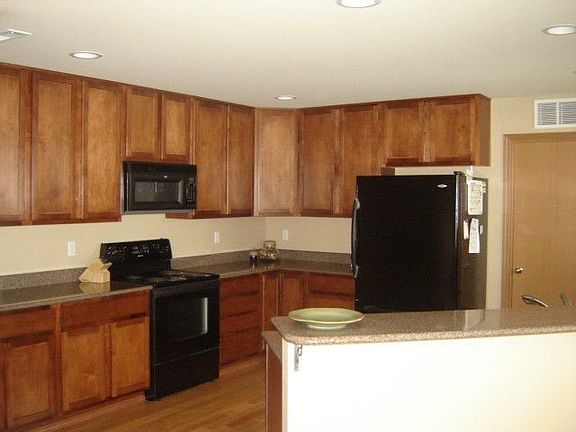 Kitchen w/ bkfst bar