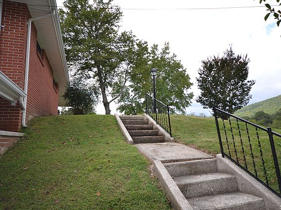 3rd image of 172 Mountain Magnolia Ln