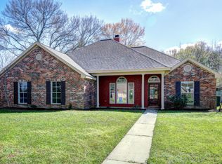 220 Longpointe Rd, Youngsville, LA 70592