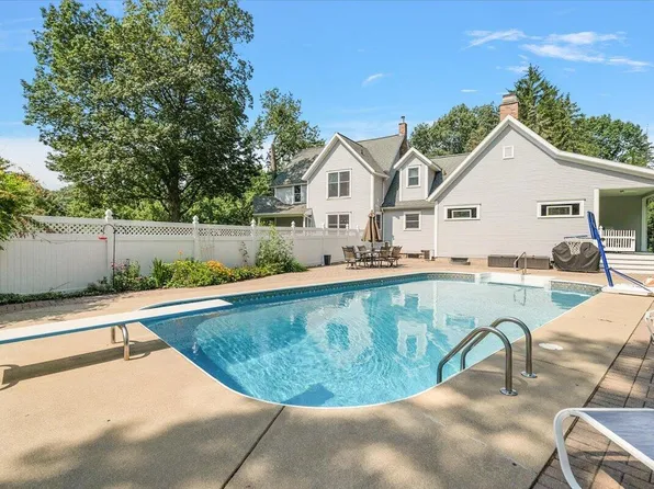 2519 W John Beers Rd, Stevensville, MI 49127