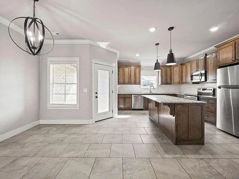 1052 Hampton St — Photo 7