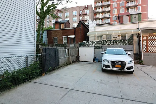 Sold by Dom Realty | media 16