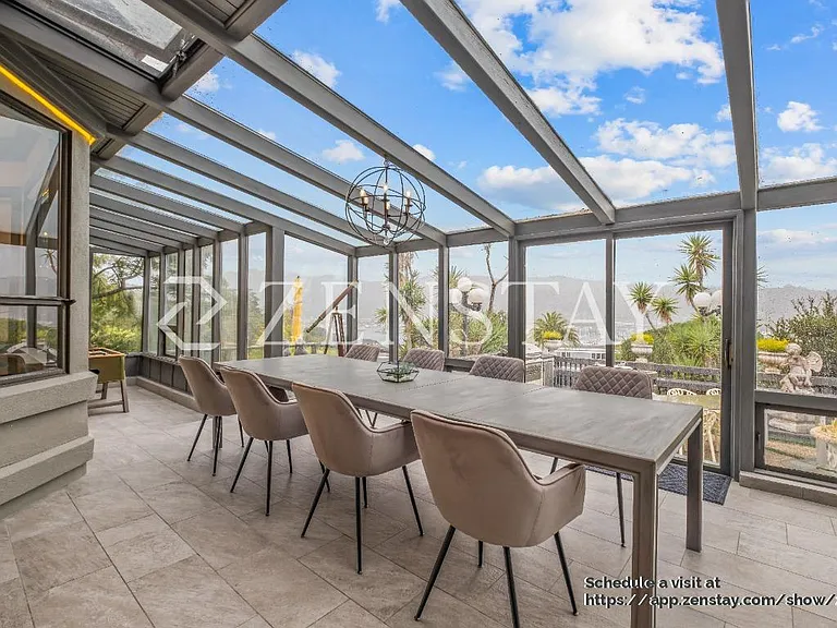Solarium with dining table