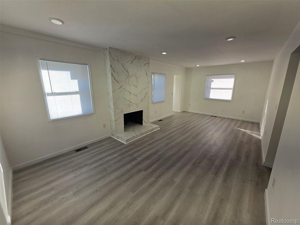 28921 Pinehurst St, photo 3