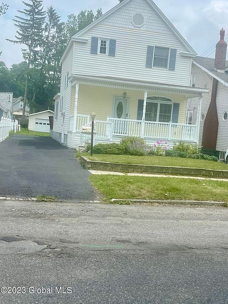 2nd image of 527 Vischer Avenue