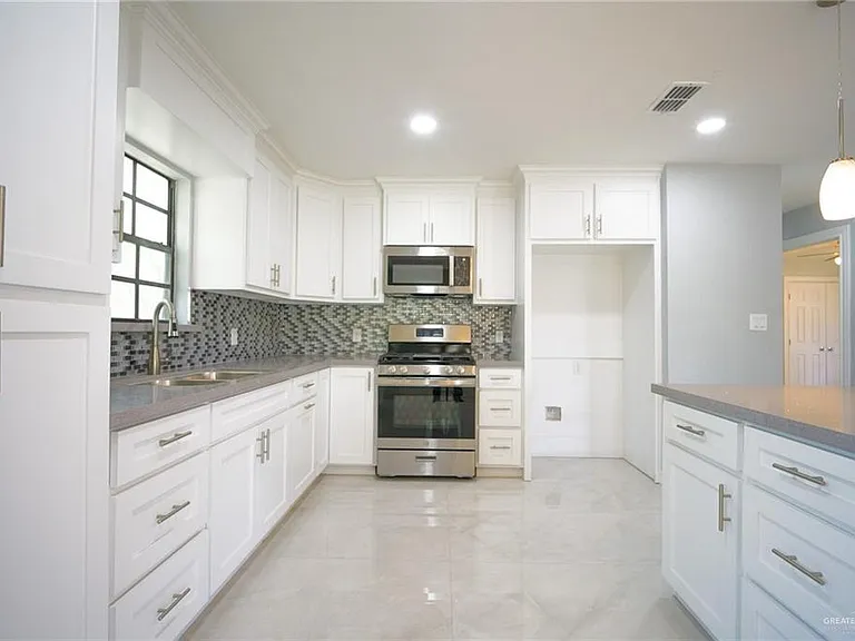 110 N Fir St — Photo 6