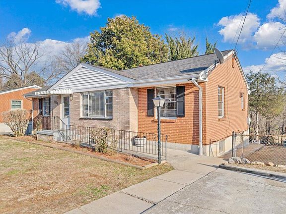 3rd image of 909 Chester Ave