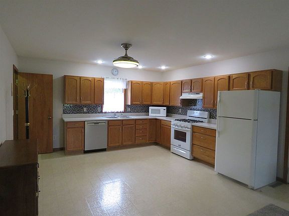 3rd image of 65568 Harwood Dr