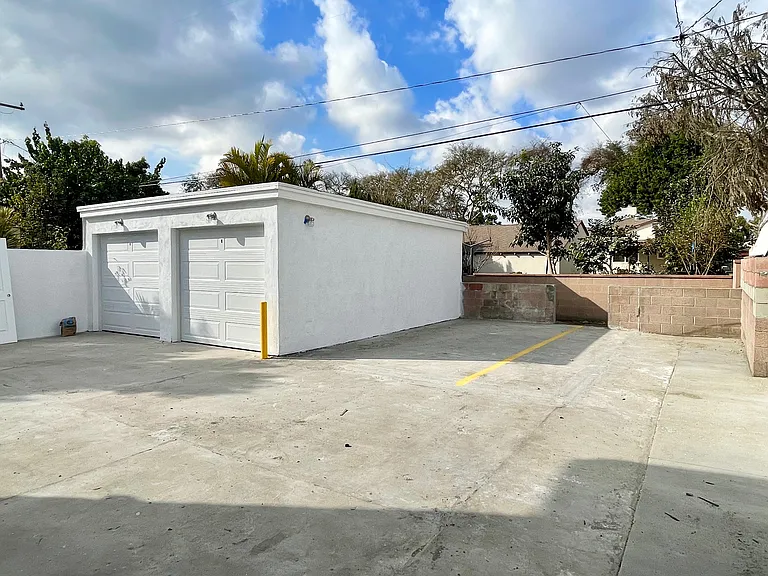 Parking / detached garage front side view