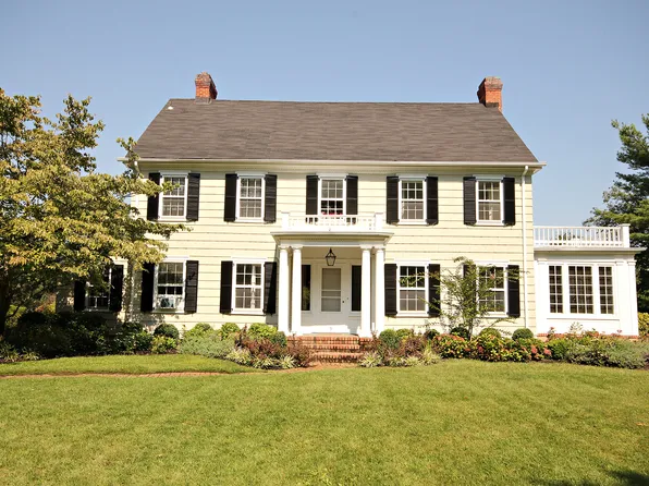 9 Lawrence Ln, Bay Shore, NY 11706