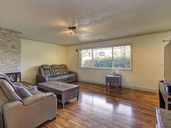 3rd image of 3710 NE Pacific Way