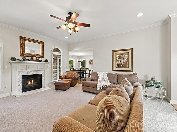 4th image of 935 Killian Rd