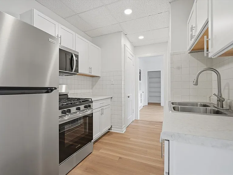 312 E Locust St #4 — Photo 3