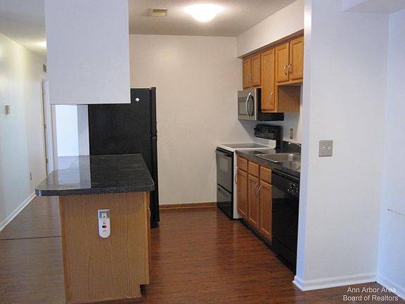 4th image of 2482 Eagles Cir Unit 7
