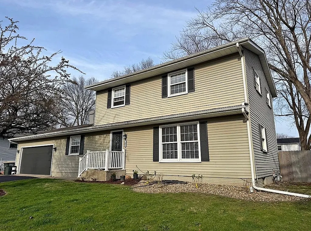 1602 Carriage Dr photo 1