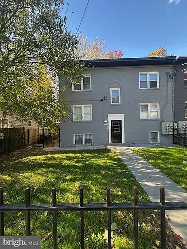 1416 Eastern Ave NE Photo 1
