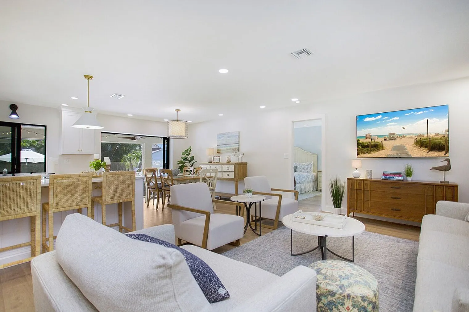 3 bed, 2.0 bath, 1819 sqft, $9,497 — Photo 3