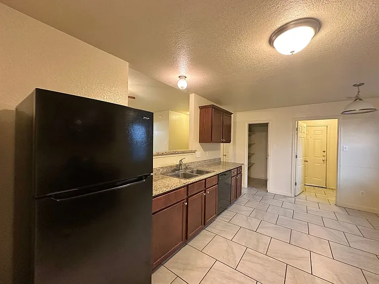 2403 Lavender Ln — Photo 8