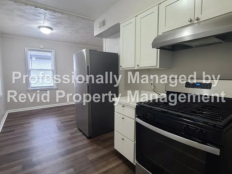 744 Lester St — Photo 6