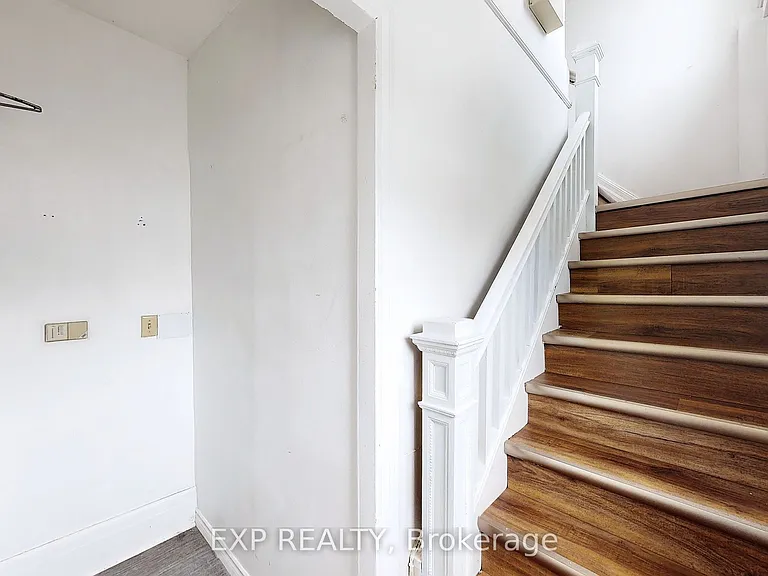 15 Colborne St E — Photo 4