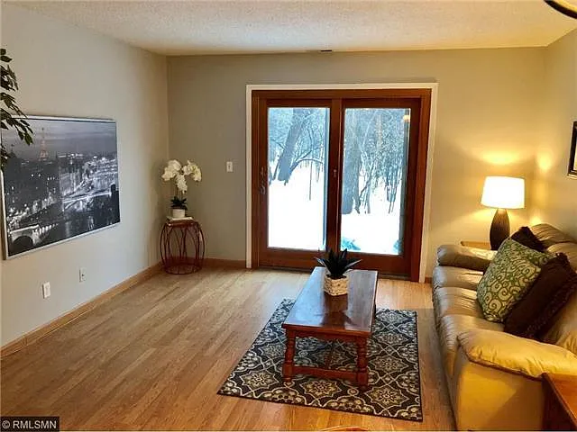 2 bed, 1000 sqft, $1,795 — Photo 2