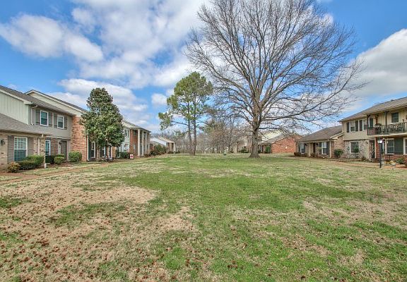 3rd image of 604 Plantation Ct #604