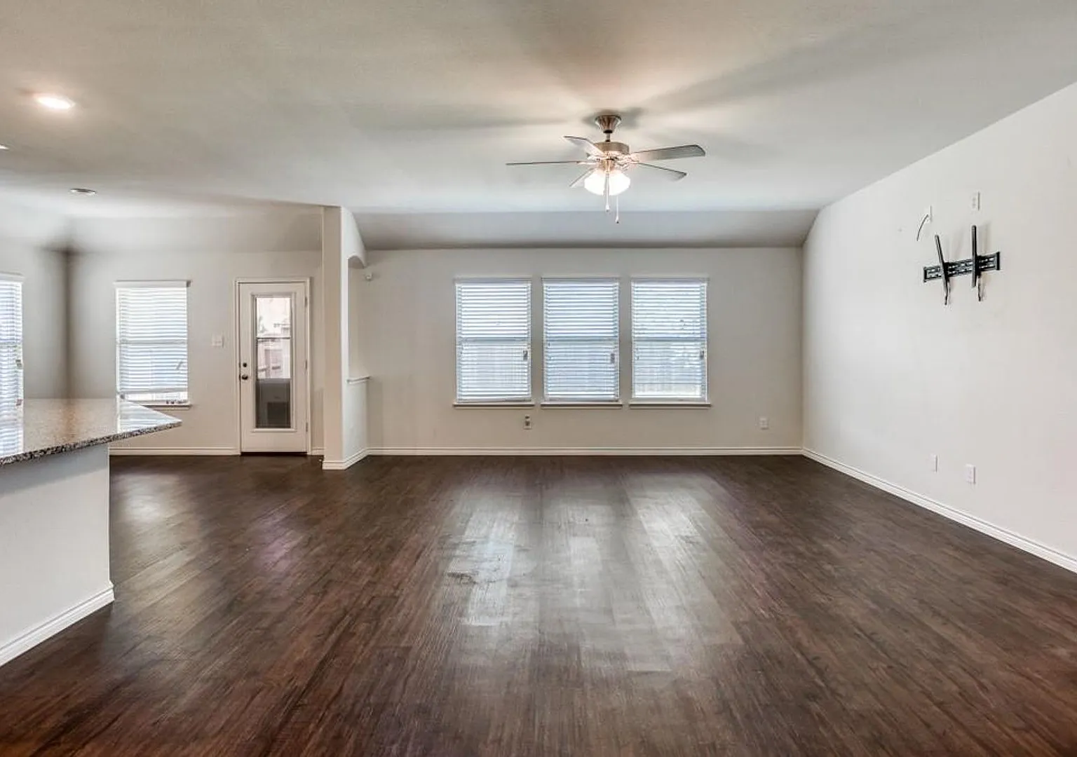 Little Elm Beauty. 3 bed 2 bath with Garage and Storage. Next to New — Photo 3