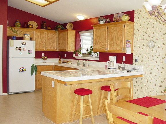 Bright, Open and Large Kitchen!