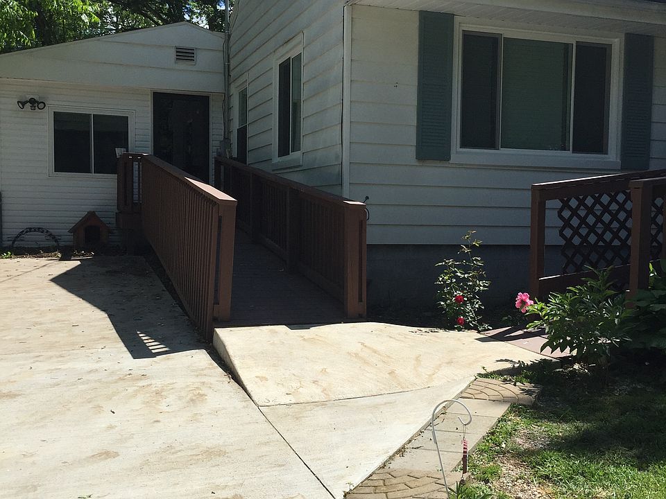 2nd image of 302 E Elm St