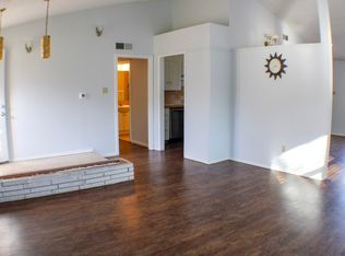 207 Huntington Dr, Euless, TX 76040