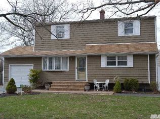 26 Norwalk Ln, Selden, NY 11784
