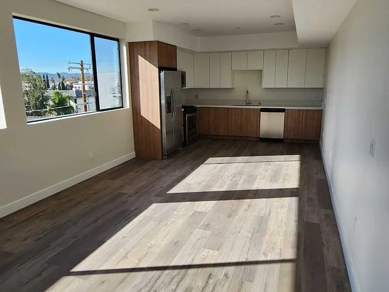5232 Willowcrest Ave — Photo 4