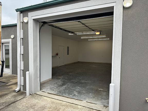 2nd image of 2121 Commercial Dr #D