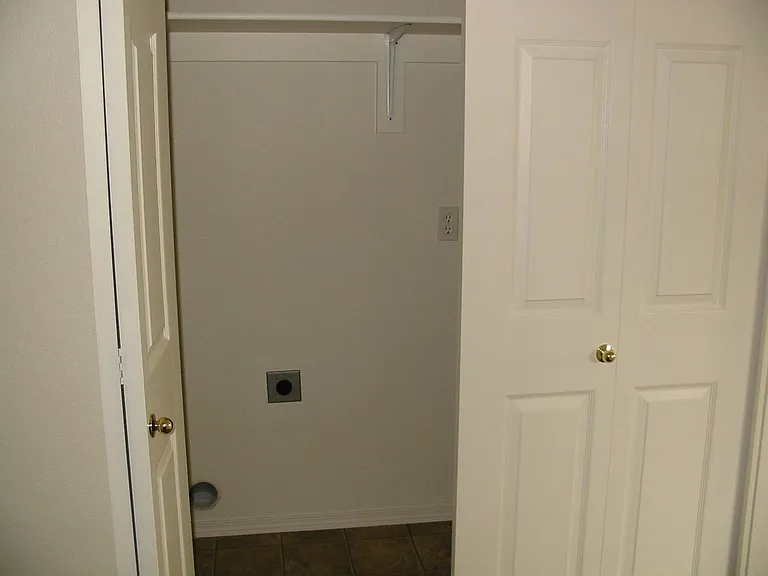 Ellendale Manor Apartments — Photo 16