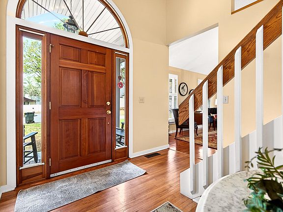 3rd image of 104 Glasgow Cir