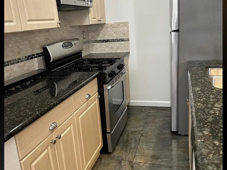 Burton Way Apartments — Photo 33
