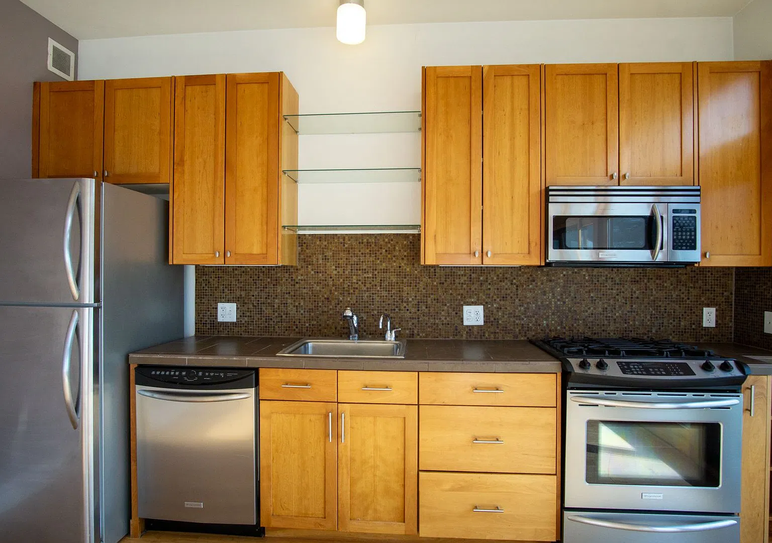 Slabtown: Stunning Top-Floor One-Bedroom with Balcony! — Photo 4