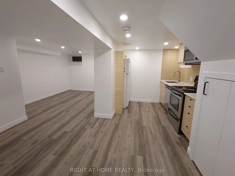 117 Wellington St S — Photo 1