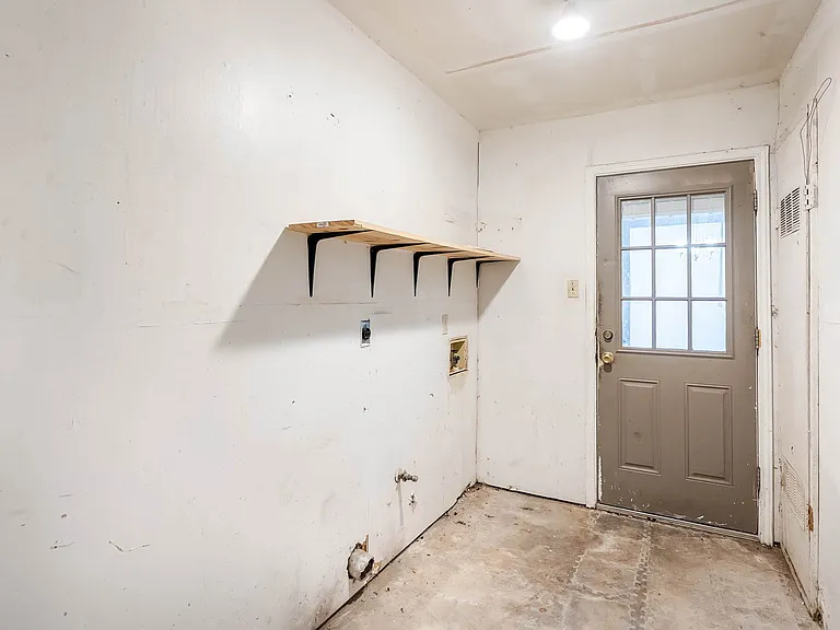 5204 Gawain Dr — Photo 2