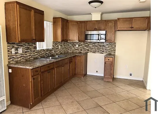 434 W 63rd Pl — Photo 2
