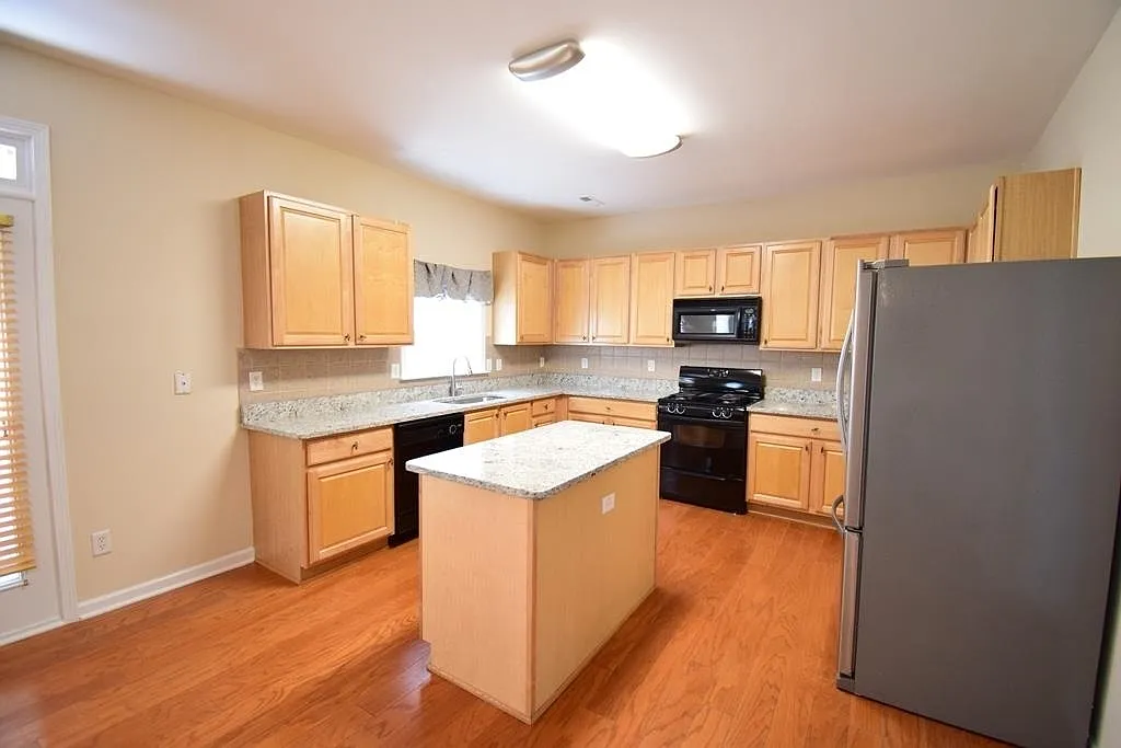 4 bed, 2.5 bath, 2898 sqft, $2,400 — Photo 4