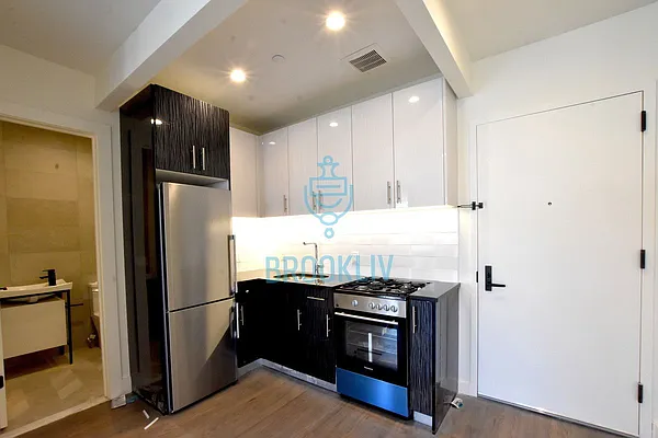 Rented by Tapiro Realty | media 34