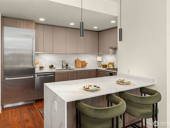 4th image of 800 Columbia Street #2305